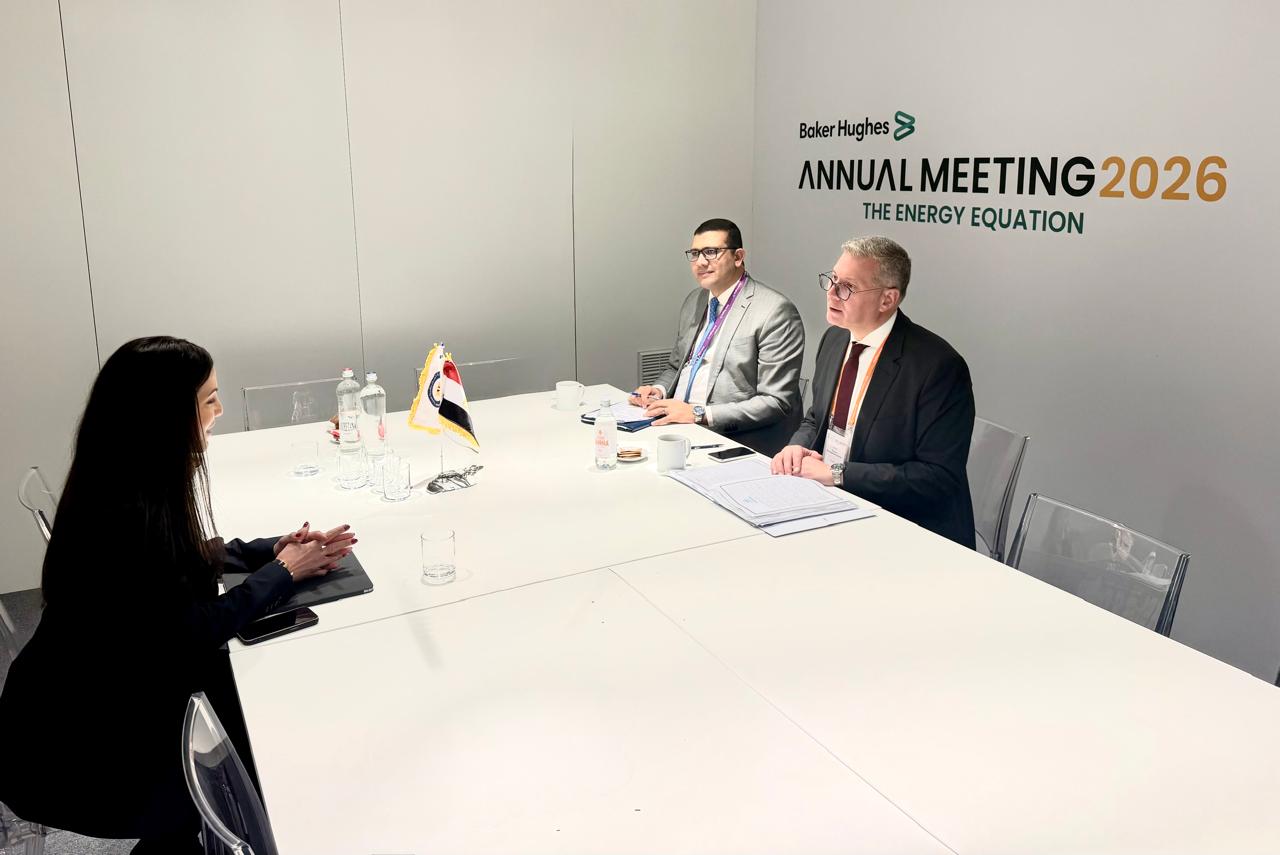 البترول تبحث مع 